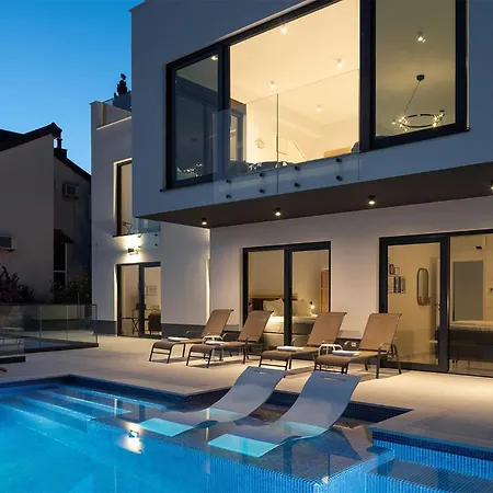 Julian Hotel 3*